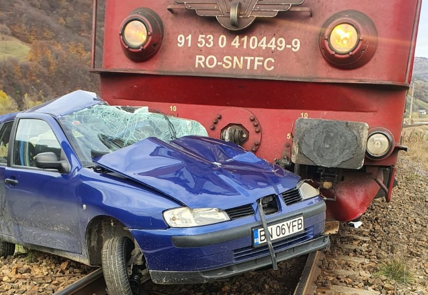 Ghinionul unui mecanic de locomotivă: două accidente grave în cinci zile. Un șofer este în comă, iar celălalt a murit 