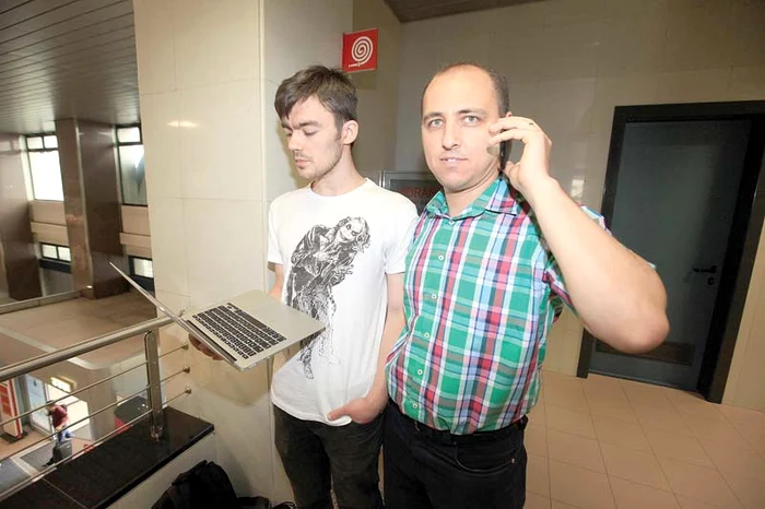 
    Răzvan îl teleghidează  prin laptop, iar Sorin  vorbeşte prin telefonFoto: Roberto Sălceanu  