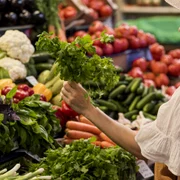 Cumparaturi in magazine  Foto Freepik com jpg