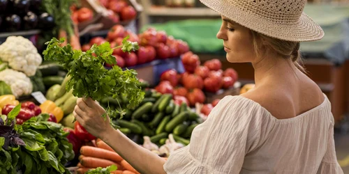 Cumparaturi in magazine  Foto Freepik com jpg