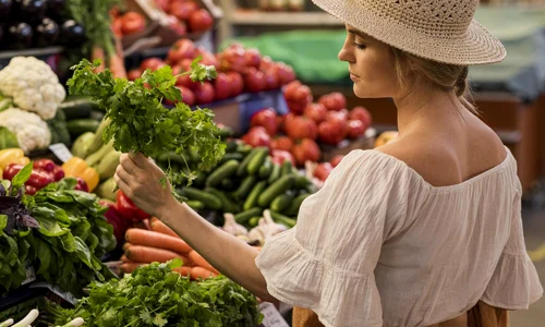 Cumparaturi in magazine  Foto Freepik com jpg