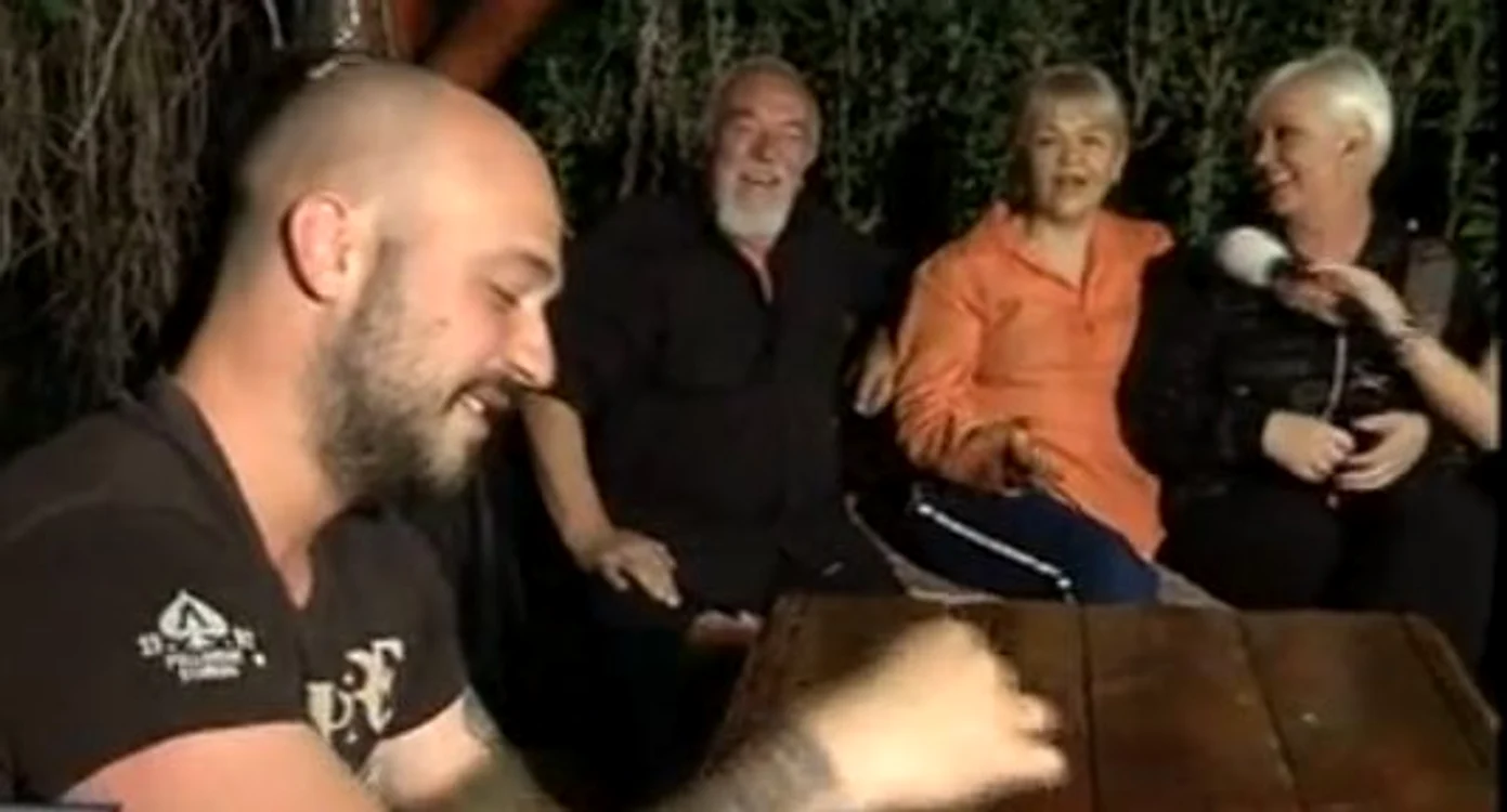 Toată familia Anghel s-a strâns în curtea casei care a aparţinut bunicilor (captură: Acasă TV)