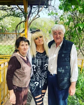 Raluca Guslicov se pregătește de parastasul mamei sale foto: arhiva personală