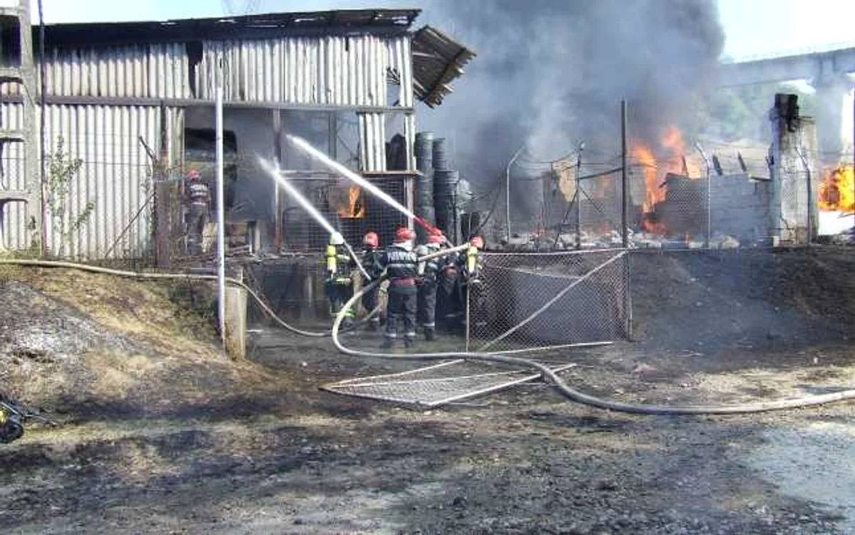 Dacă focul s-ar fi extins la hala din apropiere, incendiul ar fi fost greu de controlat