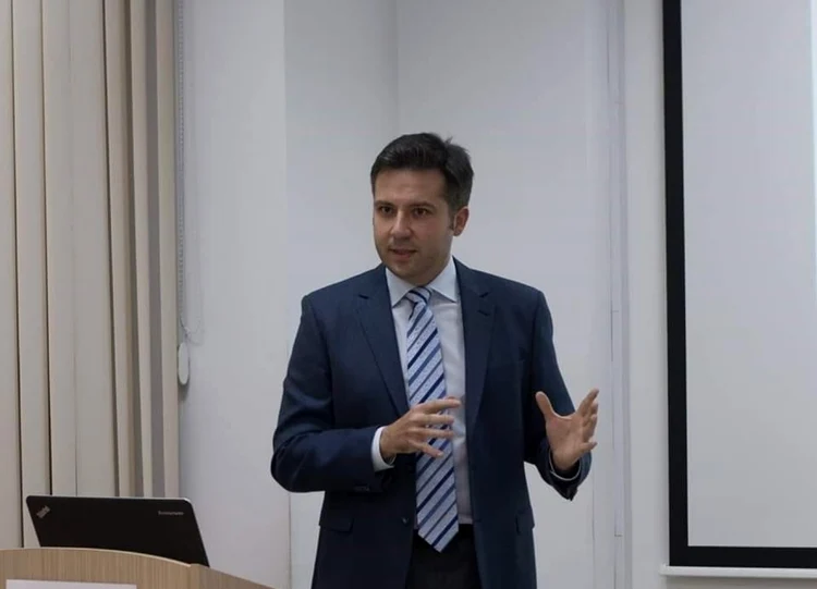 Profesorul Liviu Deceanu nu crede că a sosit încă vremea crizei reale. FOTO Arhivă personală