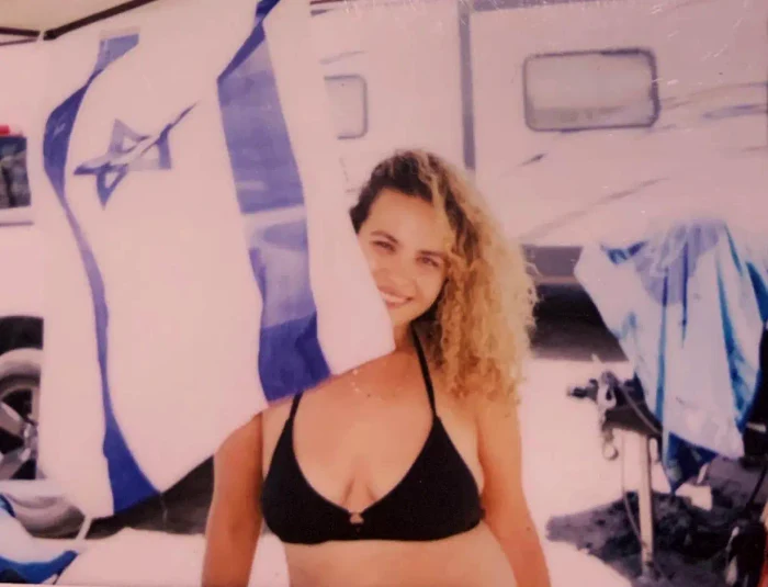 Tânăra s-a ascuns ore întregi sub cadavre / foto: Instagram