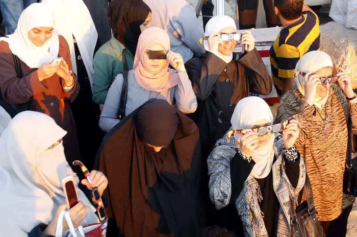 Discul solar tranzitat de planeta Venus, urmărit cu interes la Amman, Iordania. (Reuters)