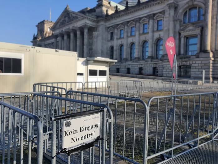 Semnul „intrarea interzisă” de la intrarea în Bundestag pare a fi un mesaj mai profund. FOTO: R.F.