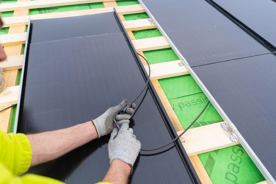 Primii paşi spre un viitor sustenabil în construcţii: Metigla a instalat primul acoperiș solar cu celule fotovoltaice integrate din România