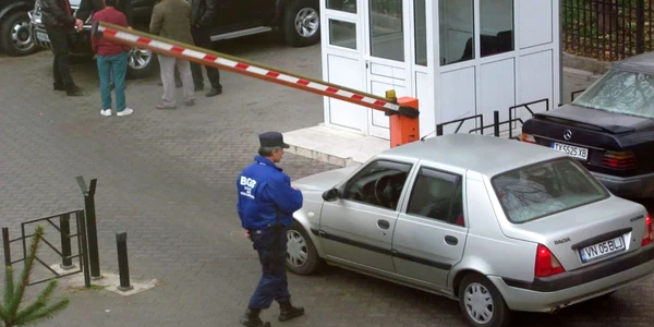 Nicio maşină nu intră în parcarea Consiliului Judeţean fără acceptul agenţilor BGS