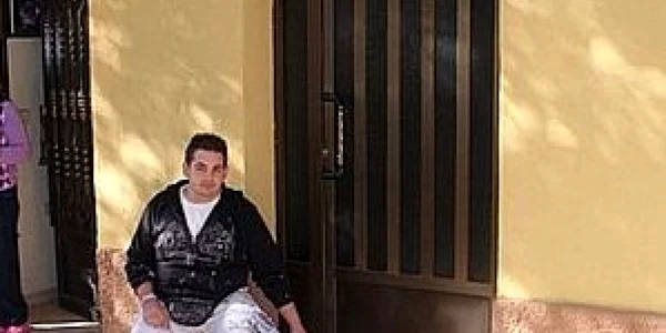 Unul din cei care au găsit copilul arătând locul în care fusese abandonat femeie sursa: La Verdad
