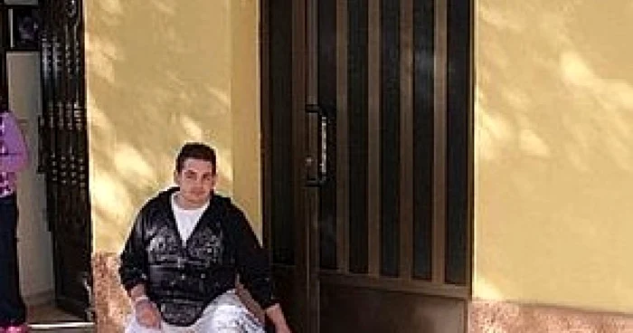 Unul din cei care au găsit copilul arătând locul în care fusese abandonat femeie sursa: La Verdad