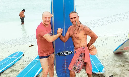 Compozitorul Costi Ioniţă  a învăţat să facă surf de la un instructor de 67 de ani (Fotografii: Arhiva personala) jpeg