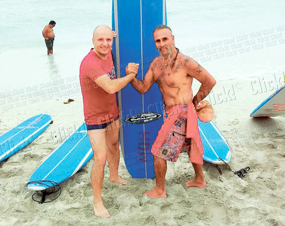 Compozitorul Costi Ioniţă  a învăţat să facă surf de la un instructor de 67 de ani (Fotografii: Arhiva personala)