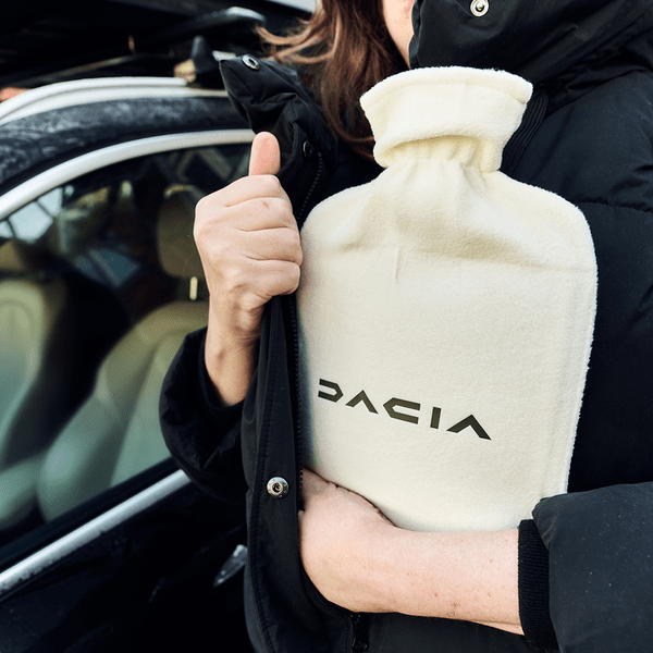 „Ofertă“ de nerefuzat de la Dacia: ploscă plină cu apă caldă.  Pe cine ia peste picior producătorul de mașini