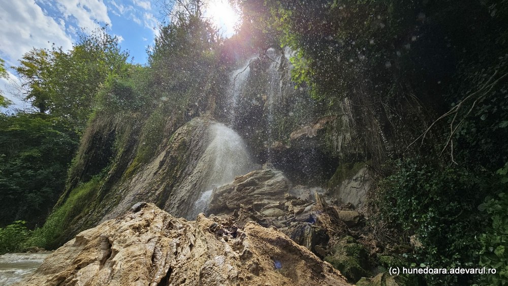 O cascadă spectaculoasă din România s-a prăbușit. Turiștii făceau baie în ea fără să simtă pericolul VIDEO