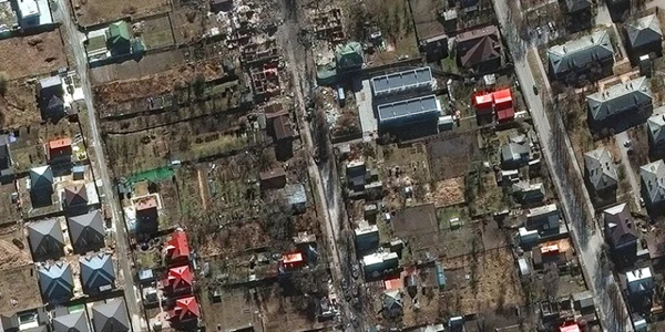  Rămăşiţele arse ale vehiculelor militare ruseşti într-o zonă rezidenţială din Bucha FOTO CNN - Maxar Technologies