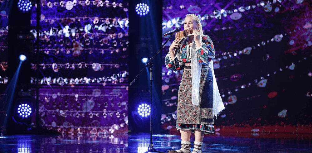 „Românii au talent“. O tânără de 17 ani, show senzațional cu naiul și vocea. „Mi-ai făcut o poftă să cânt muzică poplară!“ VIDEO