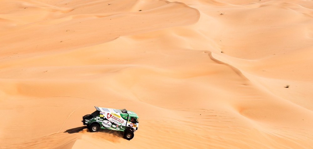 Raliul Dakar, la start. Piloții sunt puși să se descurce cu un cort și o rație de mâncare, fără asistență tehnică
