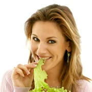 shutterstock 1933456 femeie vegetarian legume bol castron sticla varza salata verde jpeg