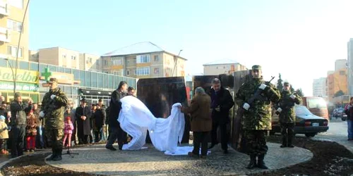 Monumentul a fost dezvelit de Mihai Babiţchi şi Horia Bărdaş