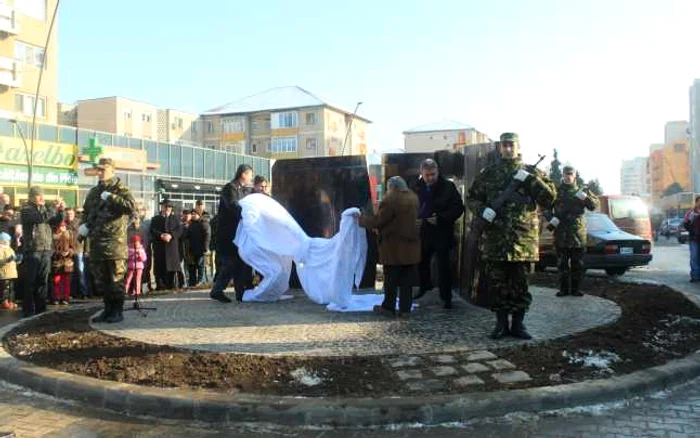 Monumentul a fost dezvelit de Mihai Babiţchi şi Horia Bărdaş