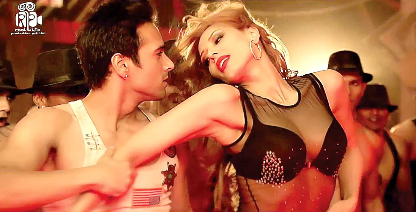 
    Iulia a dansat și a cântat la Bollywood  