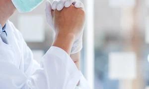 medic cu manusi jpeg