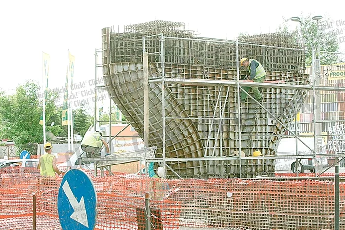 Pe sub pasaj circulaţia auto va fi în continuare deviată pentru executarea celui de-al doilea pod (Fotografii: Dorin Constanda)