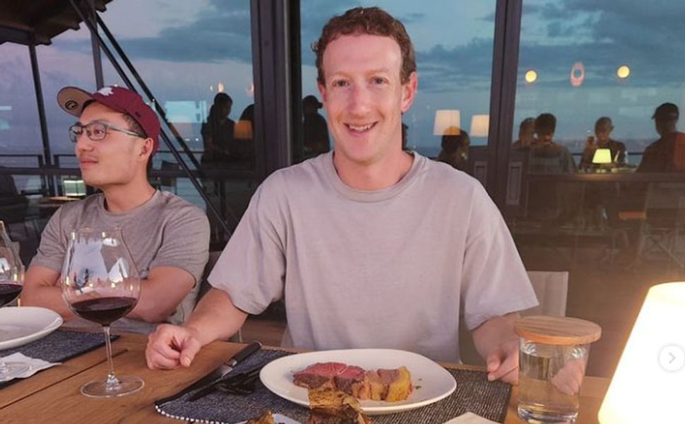 Mark Zuckerberg, ironizat online pentru ferma sa unde vacile sunt hrănite cu nuci de macadamia și bere