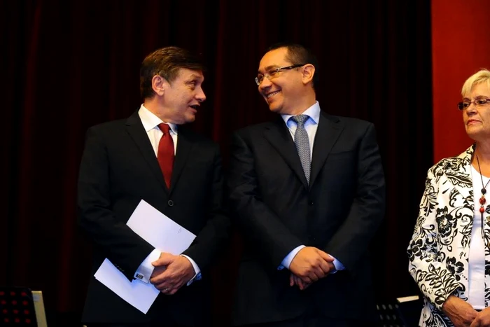 Liderii PNL (Crin Antonescu, stânga) şi PSD (Victor Ponta), nevoiţi să se împace în negocierile cu FMI