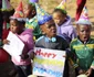 Mai mulţi copii s-au strâns în faţa clinicii în care fostul preşedinte Nelson Mandela primeşte îngrijiri medicale