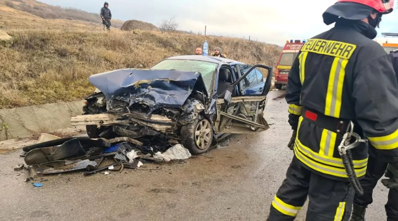 Una dintre mașinile implicate în accident FOTO ISU Vaslui