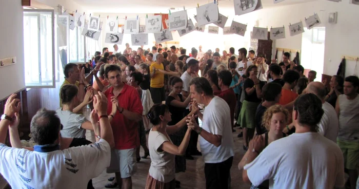 Sute de participanţi din toată lumea au vent tla Sâncraiu să danseze jocuri populare maghiare şi româneşti  FOTO: Florina Pop