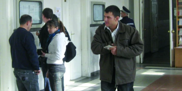 Alexandru Straton, de 17 ani, s-a prezentat astăzi în faţa instanţei de judecată