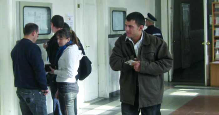 Alexandru Straton, de 17 ani, s-a prezentat astăzi în faţa instanţei de judecată