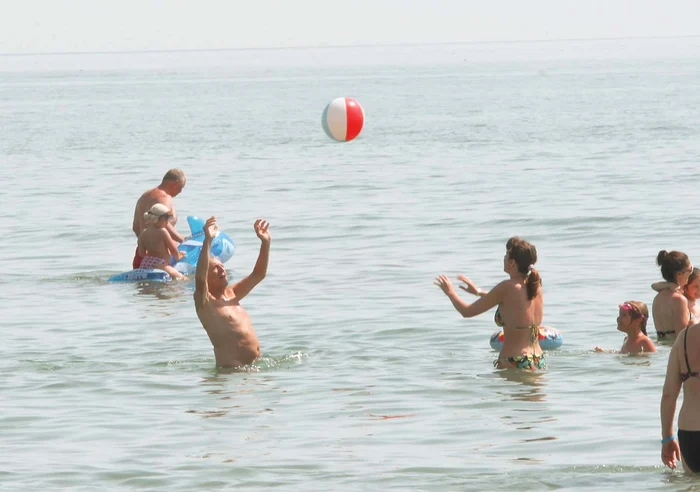 Solistul a jucat volei cu o vecină de şezlong