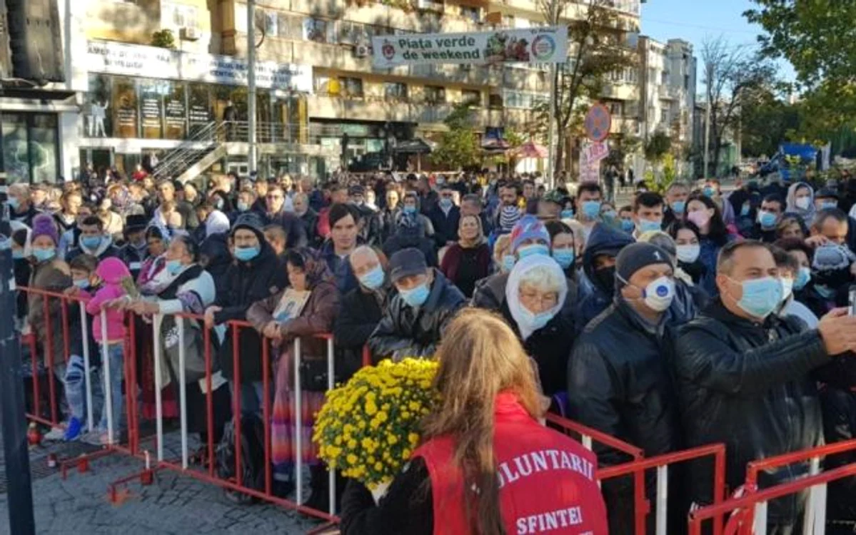 Credincioşii adunaţi pe Bulevardul Ştefan cel Mare din Iaşi     FOTO ziaruldeiasi.ro