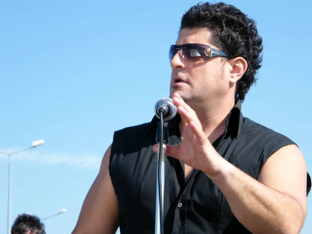 
    Tavi Colen are concert în club vineri seară.  