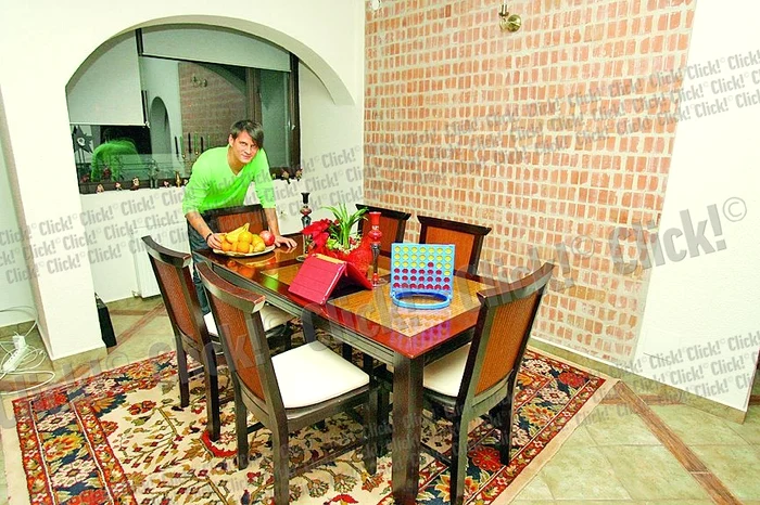 Livingul, bucătăria şi locul de luat masa sunt toate la parter şi comunică (Fotografii: Dorin Constanda)