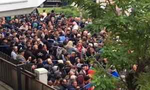 La Craiova, peste 300 de oameni au luat cu asalt sediul Agenției pentru Protecția Mediului luni dimineață (foto: adevarul ro) jpeg