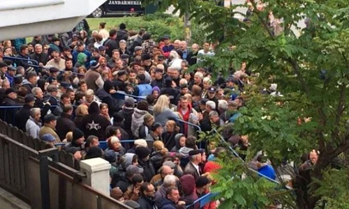 La Craiova, peste 300 de oameni au luat cu asalt sediul Agenției pentru Protecția Mediului luni dimineață (foto: adevarul ro) jpeg
