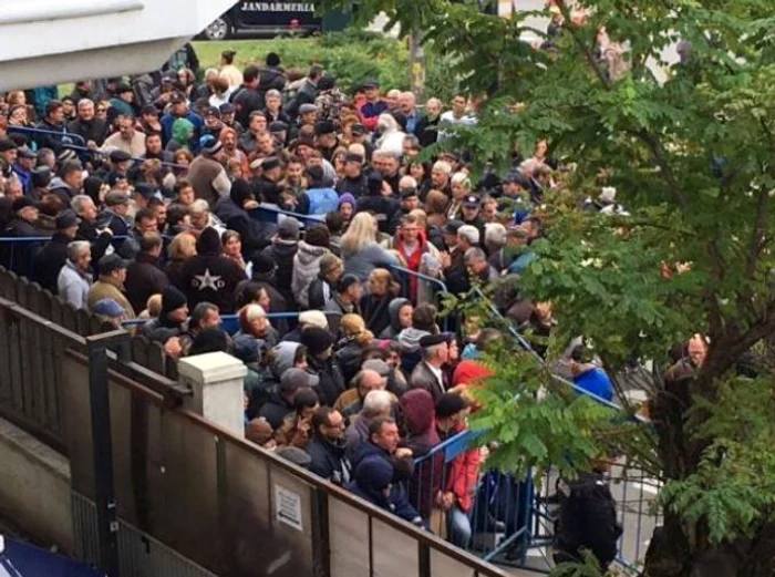 La Craiova, peste 300 de oameni au luat cu asalt sediul Agenției pentru Protecția Mediului luni dimineață (foto: adevarul.ro)