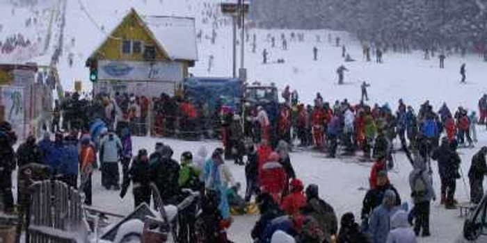 Elevii vor primi în tabere echipament complet de ski