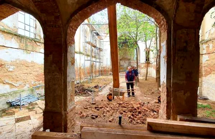 Conservarea ruinelor bisericii romano catolice de la Ofseniţa FOTO Facebook/Ambulanţa pentru Monumente