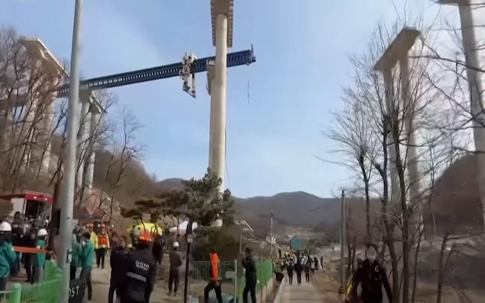Imagini cumplite cu prăbuşirea mai multor secţiuni dintr-o autostradă suspendată în Coreea de Sud. Cel puţin trei persoane au murit 