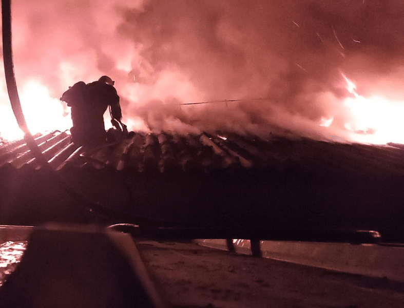 Explozii şi scântei purtate de vânt. Două incendii de amploare la firme din Neamţ