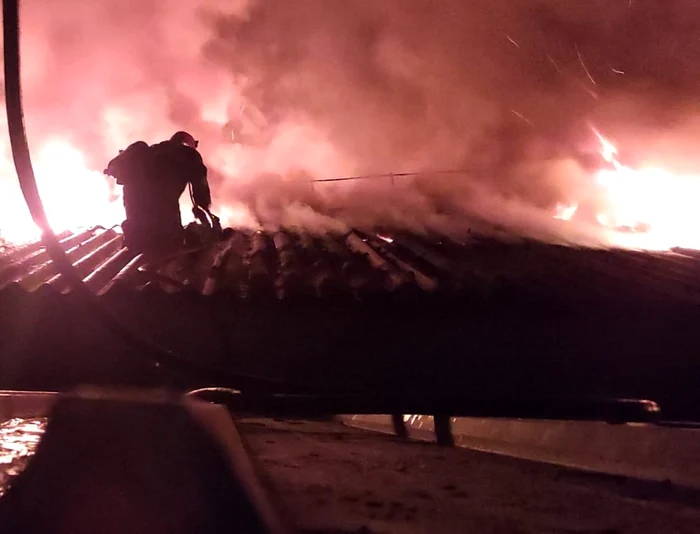 Incendiul dela Costișa a izbucnit la o hală industrială FOTO ISU Neamț
