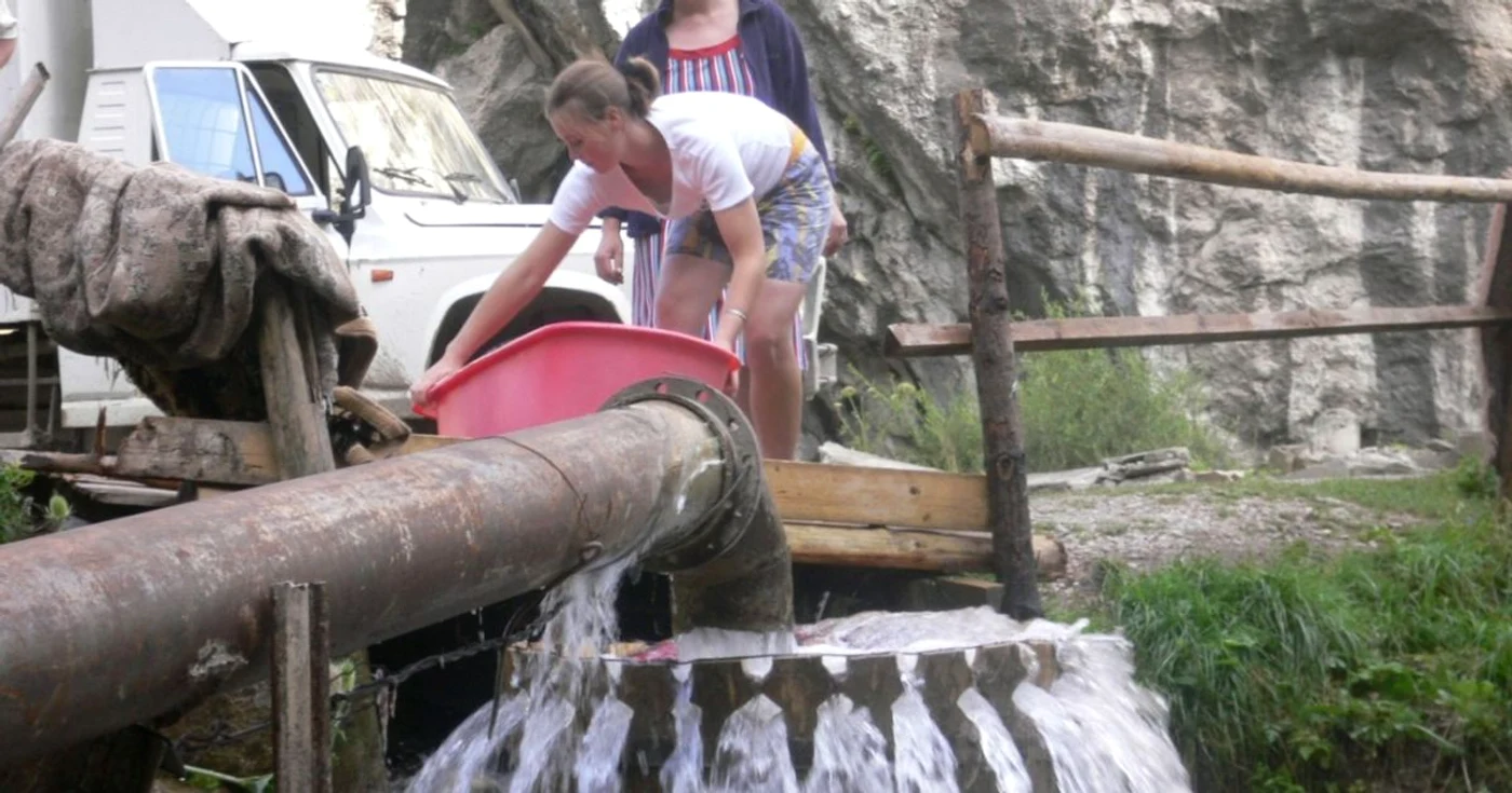 Un ciubăr găurit şi o ţeavă, asta-i steajaza. FOTo Dan Sofronia