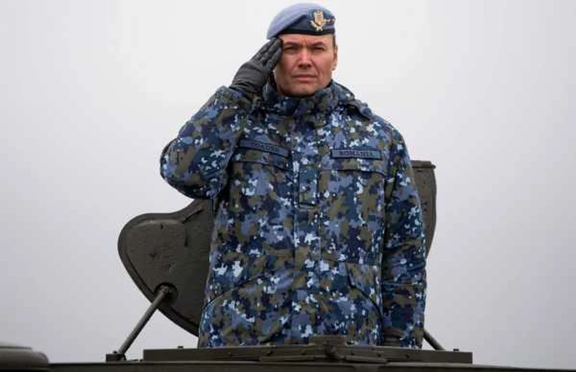 Generalul-maior Vasile Toader, care comandă Parada de 1 Decembrie a fost primul ofiţer român decorat cu medalia NATO pentru Serviciu Merituos  FOTO MApN - Laurenţiu Turoi
